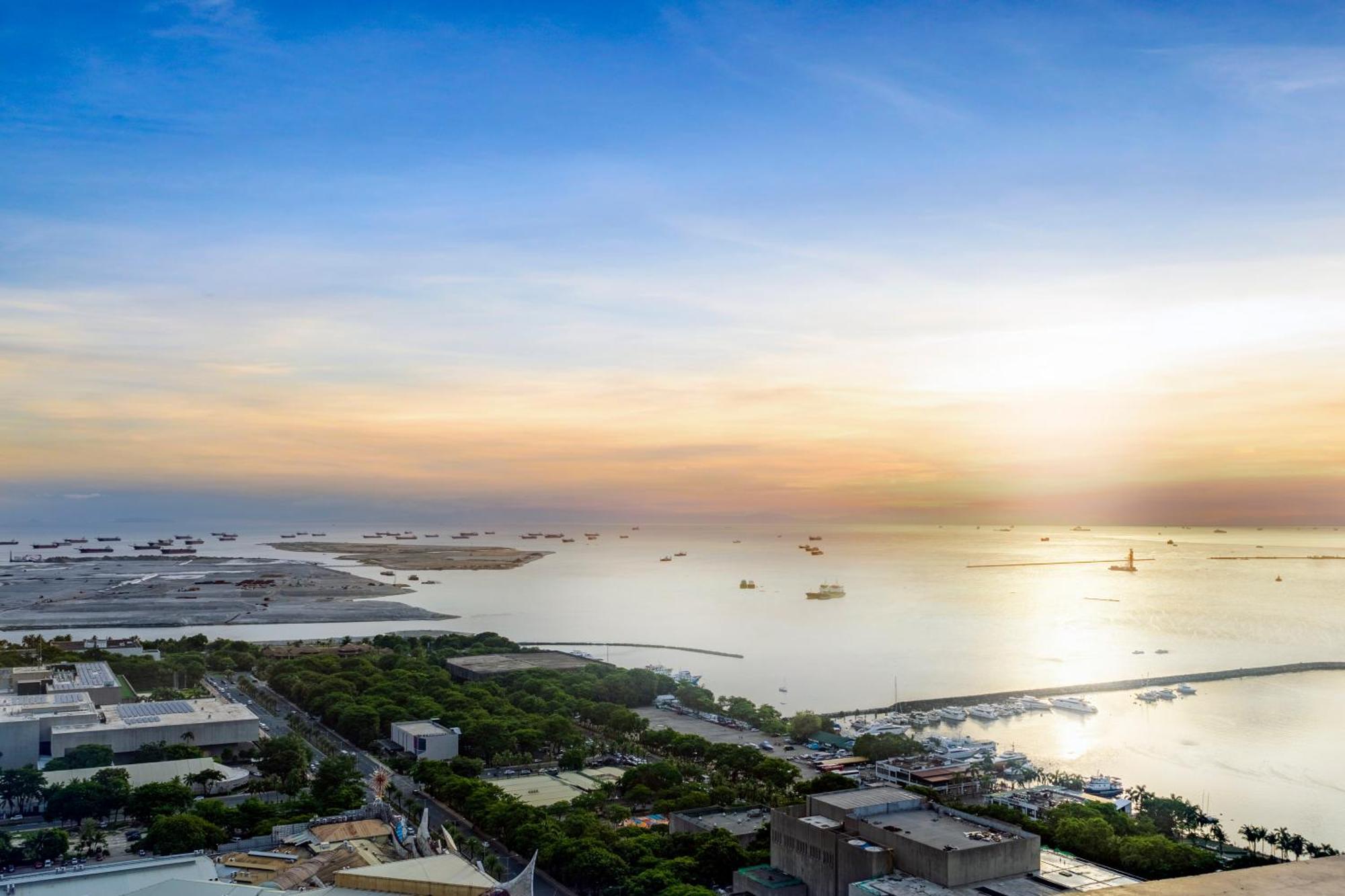 The Radiance Manila Bay Aparthotel Pasay Exterior photo