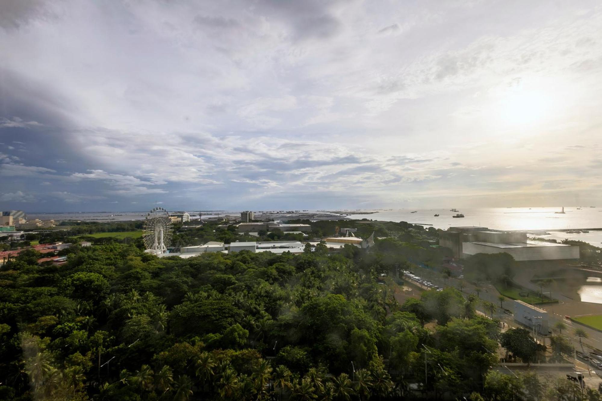 The Radiance Manila Bay Aparthotel Pasay Exterior photo