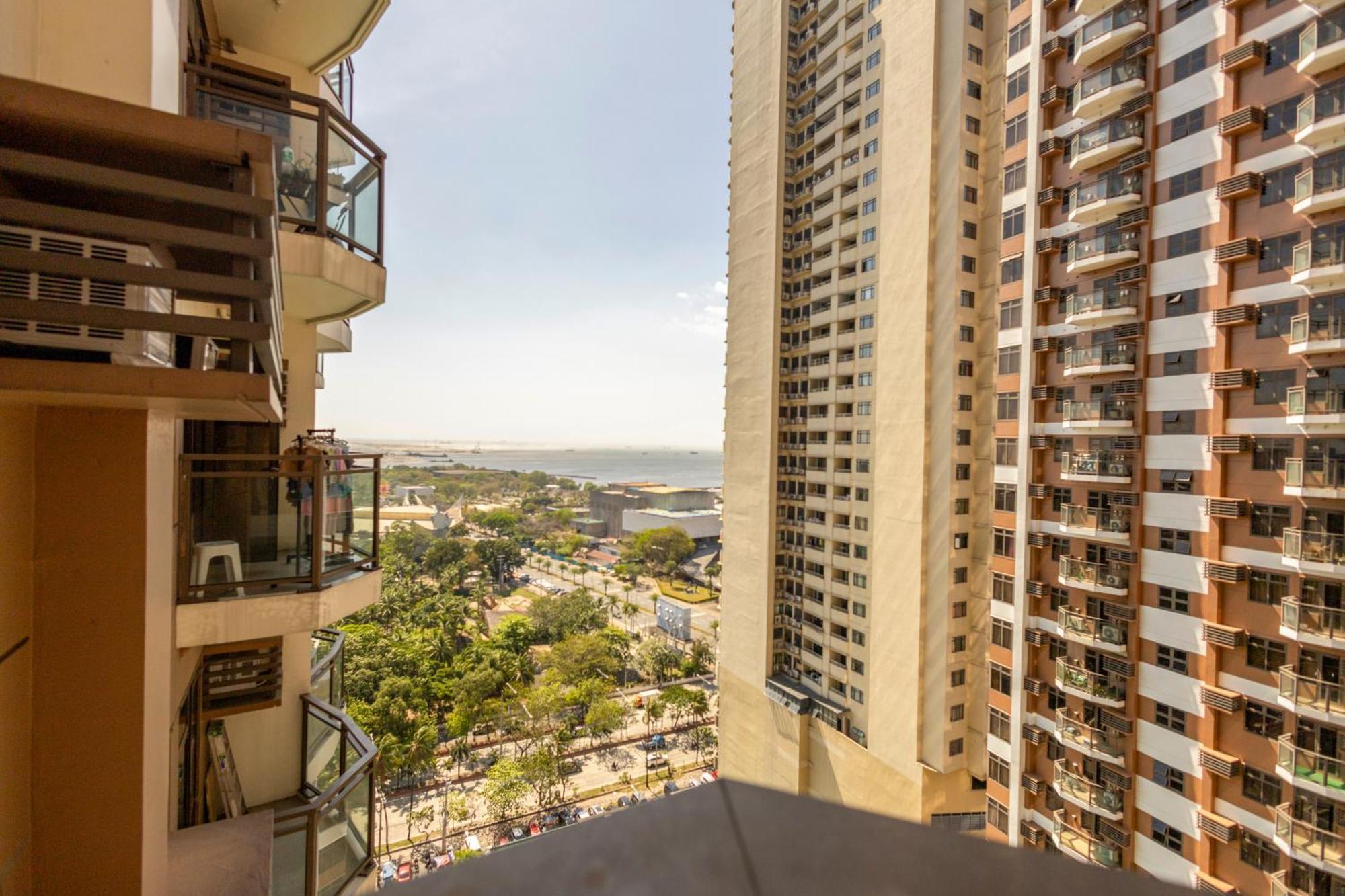 The Radiance Manila Bay Aparthotel Pasay Exterior photo